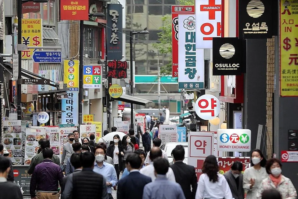 KURANG PEKA?: Masih ramai penduduk Seoul yang berjalan di kawasan Myeongdong di Seoul semalam, walau sekatan pergerakan telah dilaksanakan semula. - Foto EPA-EFE