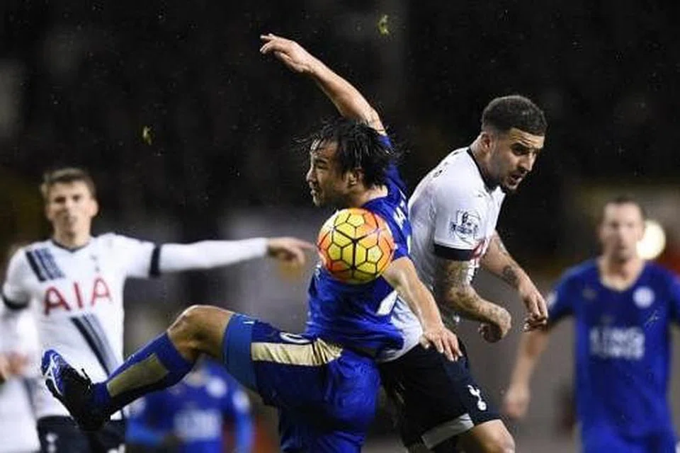KEUTAMAAN BERBEZA: Penyerang Leicester Shinji Okazaki (jersi biru) bergelut dengan pemain Tottenham Hotspur Kyle Walker dalam pertemuan dua kelab itu dalam liga baru-baru ini. - Foto REUTERS