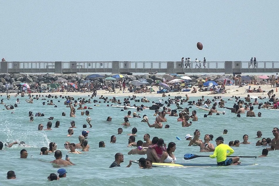 MAINKAN PERANAN: Orang ramai diminta memakai pelitup di sepanjang masa terutama di kawasan yang teruk terjejas - kebanyakannya di kawasan Selatan yang telah dibuka secara mendadak. - Foto EPA-EFE 