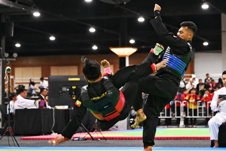 Abdul Raaziq Abdul Rashid (kanan), menundukkan Aung Shin Htet (kiri) dari Myanmar, 54-14, dalam aksi perlawanan Kelas G Putra (75-80kg).