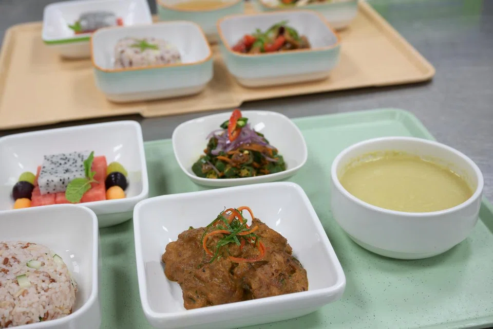 Hospital Alexandra mula menawarkan pilihan menu berasaskan tumbuhan, seperti rendang (depan, tengah) bagi pesakit sejak Ogos 2023. 