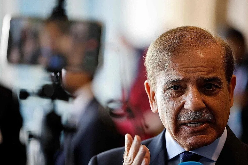 ENCIK SHEHBAZ SHARIF: PM Pakistan ini turut berkata negaranya hadapi ancaman wabak penyakit.