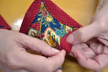 Menjahit memerlukan tumpuan agar benang tidak menjadi kusut (gambar hiasan).