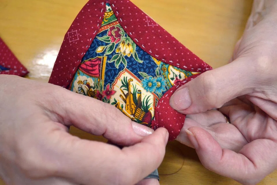 Menjahit memerlukan tumpuan agar benang tidak menjadi kusut (gambar hiasan).