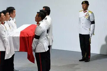 KINI DIPAMER: Bendera negara yang tutupi keranda Encik Lee ialah antara barangan lain daripada kehidupannya yang dipamer di pameran 'Dalam Peringatan: Lee Kuan Yew'. - Foto fail