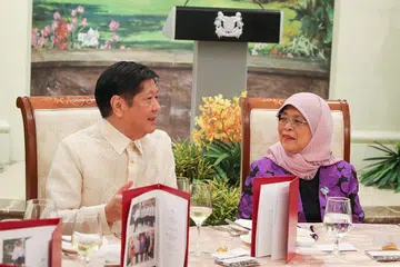 LAWAT S'PURA: Presiden Marcos Jr bersama Presiden Halimah Yacob semasa di majlis jamuan sempena lawatannya ke Singapura baru-baru ini. - Foto MCI