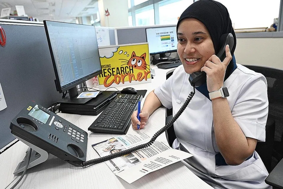 MAHIR JALANKAN PENYELIDIKAN: Sebagai jururawat hibrid klinisian-saintis, Cik Siti Aishah Samsudin perlu mencari masa untuk melakukan kerja klinikal dan penyelidikan. Beliau buat masa ini memberi tumpuan kepada golongan penjaga pesakit. - Foto-foto BH oleh KHALID BABA