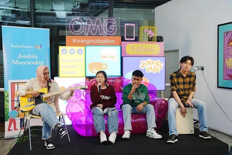 Alumni Politeknik Republic, kumpulan After Hours, mendendangkan lagu sempena Pesta Pelancaran OMGxBH.