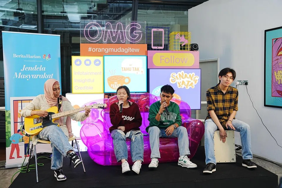 Alumni Politeknik Republic, kumpulan After Hours, mendendangkan lagu sempena Pesta Pelancaran OMGxBH.