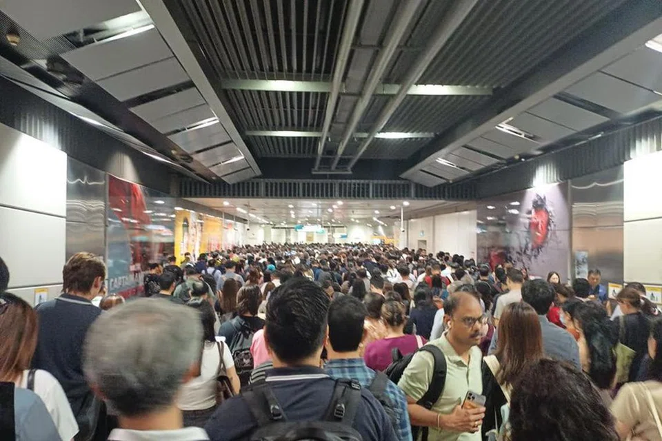 Gambar yang dimuat naik warganet menunjukkan keadaan platform yang sesak di stesen Dhoby Ghaut, Serangoon dan Buona Vista.