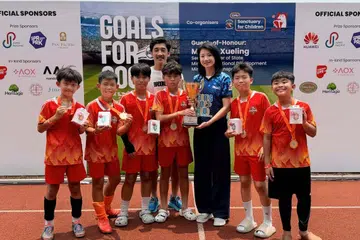 Menteri Negara Kanan (Pengangkutan merangkap Pembangunan Negara), Cik Sun Xueling, bergambar bersama kanak-kanak yang memenangi perlawanan di kejohanan bola sepak amal Goals For Good 2026 anjuran CHIJ Sanctuary for Children (CHIJSC).