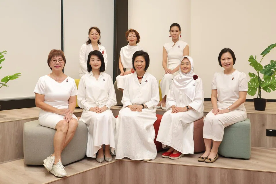 Sayap Wanita Parti Tindakan Rakyat (PAP), yang terdiri daripada (dari kiri, duduk) Cik Denise Phua, Cik Sun Xueling, Cik Sim Ann, Cik Rahayu Mahzam, Cik Gan Siow Huang serta (duduk di belakang) Cik Diana Pang, Cik Gho Sze Kee dan Cik Bernadette Giam, bertekad meninjau trend terkini yang menjadi keprihatinan wanita di Singapura.