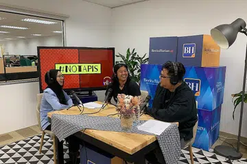 KONGSI CERITA: Ikuti sembang podcast Suhaimi dan Shahida bersama tetamu #NoTapis Cik Azurah (tengah) di Spotify dan laman BeritaHarian.sg. - Foto BH oleh FAKHRURADZI ISMAIL