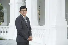 TIDAK PUTUS KOMUNIKASI: Walaupun dipindahkan ke hotel lain buat sementara waktu apabila Hotel Raffles ditutup bagi kerja-kerja baik pulih, Encik Roslee Sukar berkata Hotel Raffles sentiasa menghubungi mereka yang dipindahkan ke hotel lain untuk bertanyakan tentang kebajikan mereka dan mengundang mereka kembali untuk menghadiri acara. - HOTEL RAFFLES SINGAPORE