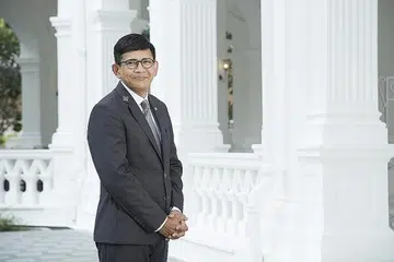 TIDAK PUTUS KOMUNIKASI: Walaupun dipindahkan ke hotel lain buat sementara waktu apabila Hotel Raffles ditutup bagi kerja-kerja baik pulih, Encik Roslee Sukar berkata Hotel Raffles sentiasa menghubungi mereka yang dipindahkan ke hotel lain untuk bertanyakan tentang kebajikan mereka dan mengundang mereka kembali untuk menghadiri acara. - HOTEL RAFFLES SINGAPORE