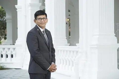 TIDAK PUTUS KOMUNIKASI: Walaupun dipindahkan ke hotel lain buat sementara waktu apabila Hotel Raffles ditutup bagi kerja-kerja baik pulih, Encik Roslee Sukar berkata Hotel Raffles sentiasa menghubungi mereka yang dipindahkan ke hotel lain untuk bertanyakan tentang kebajikan mereka dan mengundang mereka kembali untuk menghadiri acara. - HOTEL RAFFLES SINGAPORE