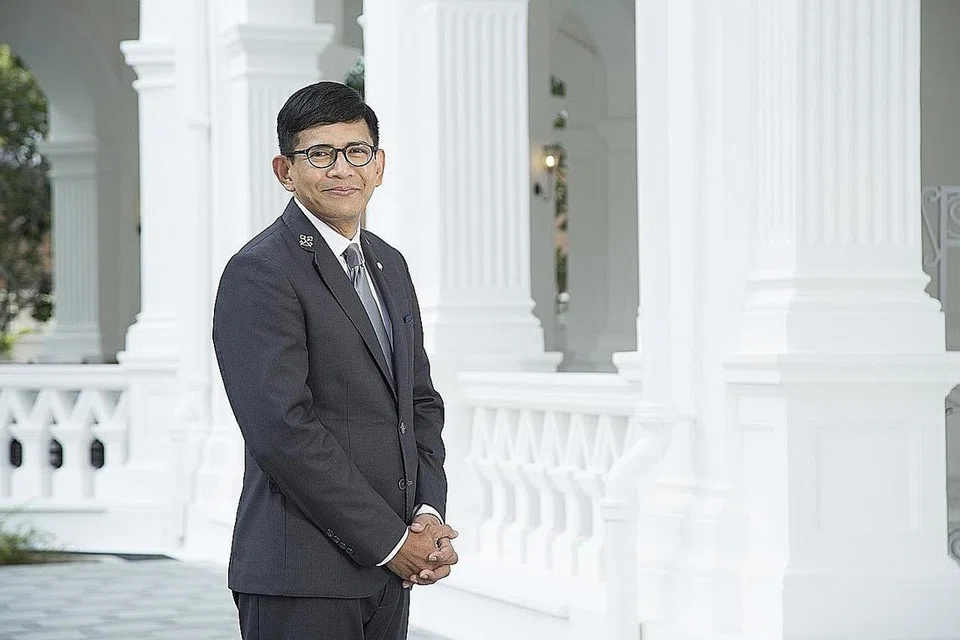 TIDAK PUTUS KOMUNIKASI: Walaupun dipindahkan ke hotel lain buat sementara waktu apabila Hotel Raffles ditutup bagi kerja-kerja baik pulih, Encik Roslee Sukar berkata Hotel Raffles sentiasa menghubungi mereka yang dipindahkan ke hotel lain untuk bertanyakan tentang kebajikan mereka dan mengundang mereka kembali untuk menghadiri acara. - HOTEL RAFFLES SINGAPORE