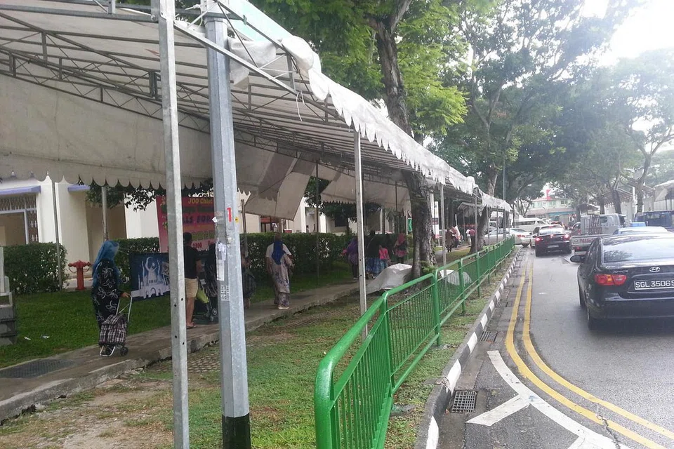 MASIH GIAT DIPERSIAPKAN: Walaupun khemah di Bazar Ramadan di kawasan Geylang Serai sudah didirikan, masih banyak perlu dibuat, khususnya dari sudut prasarana bagi penghuni gerai.