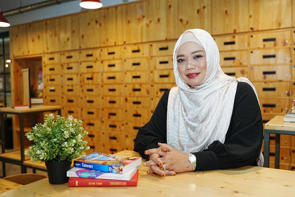 Syarikat pemasaran digital dan penceritaan jenama Tin Communications yang diasaskan Cik Kartina Rosli memberi tumpuan kepada pemasaran media sosial, penceritaan jenama dan khidmat nasihat pemasaran.