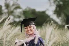 BERTEKAD MAHU MENCABAR DIRI: Cik Nuha Amani Misbahuddin lulus dengan ijazah sarjana muda (kepujian kelas pertama) dalam bidang sastera Bahasa Inggeris, NUS meskipun beliau hanya mula menceburi matapelajaran itu pada peringkat maktab rendah. - Foto oleh ihsan NUHA AMANI MISBAHUDDIN