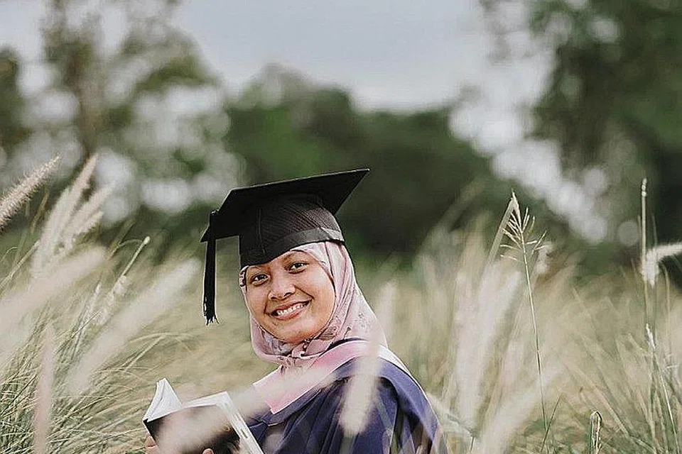 BERTEKAD MAHU MENCABAR DIRI: Cik Nuha Amani Misbahuddin lulus dengan ijazah sarjana muda (kepujian kelas pertama) dalam bidang sastera Bahasa Inggeris, NUS meskipun beliau hanya mula menceburi matapelajaran itu pada peringkat maktab rendah. - Foto oleh ihsan NUHA AMANI MISBAHUDDIN