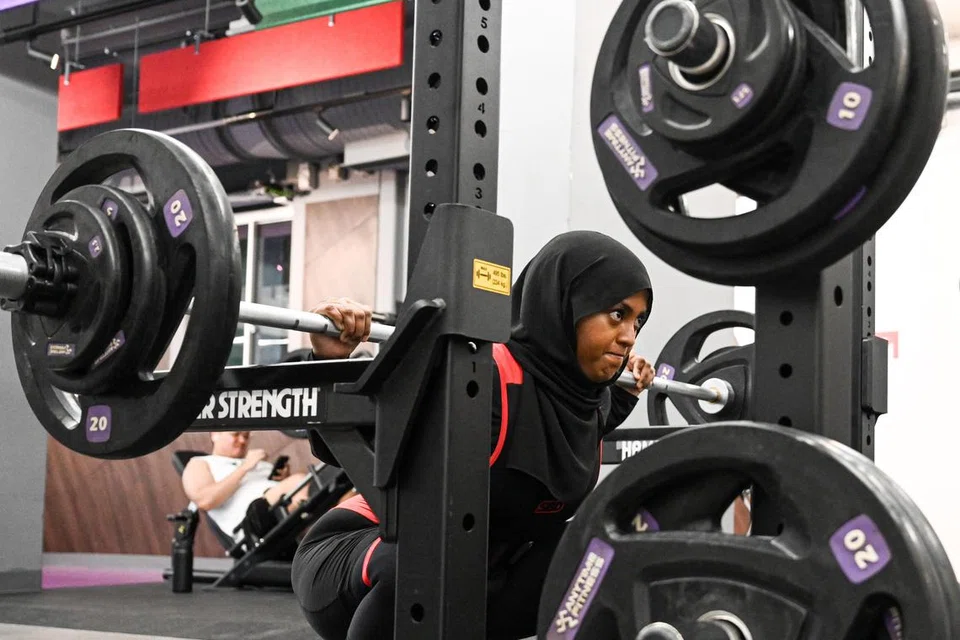 Hannah Salim menjalani latihan di gim, Anytime Fitness, di Woodlands North bagi persiapan untuk pertandingan PS x SBD Novice Classic, anjuran Powerlifting Singapura.