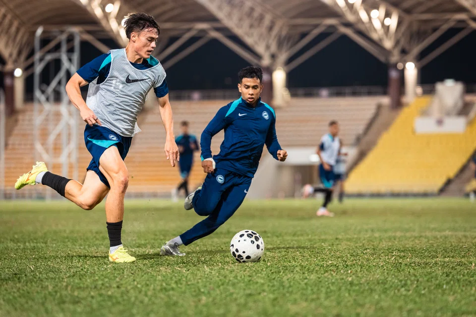 Bek kanan Singa, Ryhan Stewart (kiri), turut fokus untuk mencapai matlamat melayakkan pasukan ke Piala Asia dengan menewaskan Hong Kong pada 18 November.