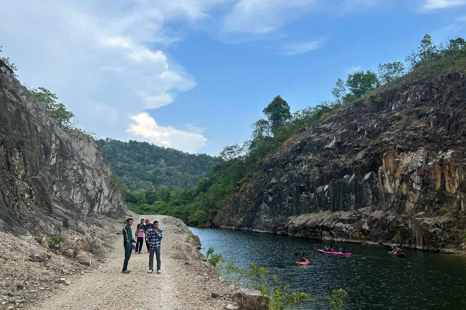 Terowong banjir ini akhirnya menjadi tarikan pelancongan luar biasa apabila dijadikan laluan berkayak dan bot menyusuri bukit batu kapur yang berusia lebih 500 juta tahun.