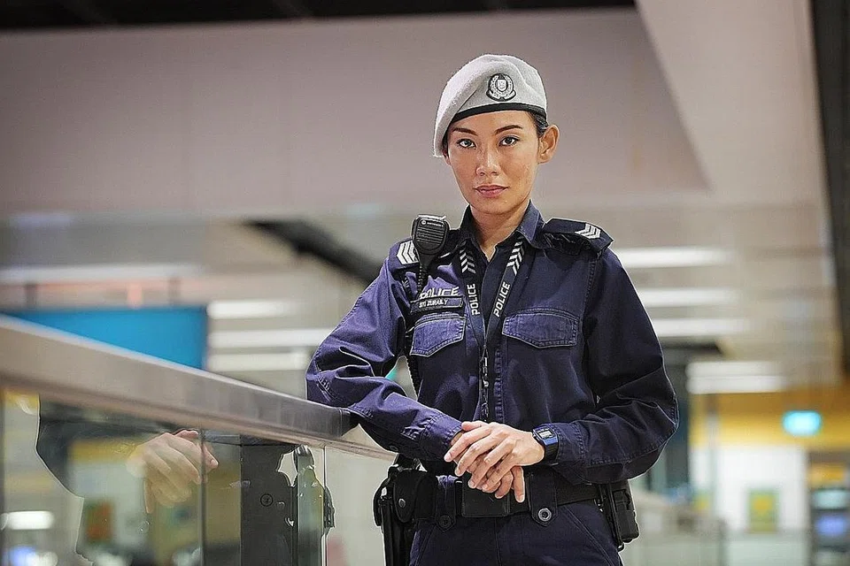 SEGAK DAN CEKAP: Sarjan (SGT) Siti Rafiedah Mohd Rasid, Inspektor Balai Kanan (SSI) Noor Aishah Mohd Ali dan Sarjan (SGT) (V) Siti Zuraily Zainal (atas) merupakan antara pegawai polis wanita yang sedia bertugas. - Foto BM oleh SAHIBA CHAWDHARY, CHONG JUN LIANG DAN ALPHONSUS CHERN