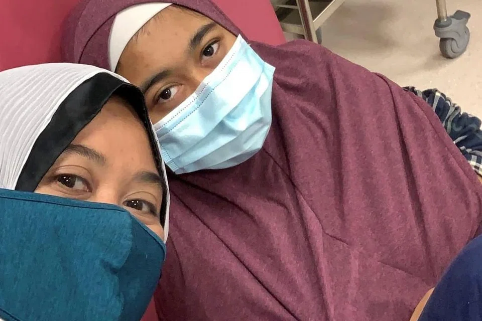 JALANI RAWATAN: Gambar menunjukkan Cik Dian (kanan) semasa menjalani dialisis; Bersamanya ialah ibunya, Cik Zuzy Anggriany. - Foto ihsan ZUZY ANGGRIANY