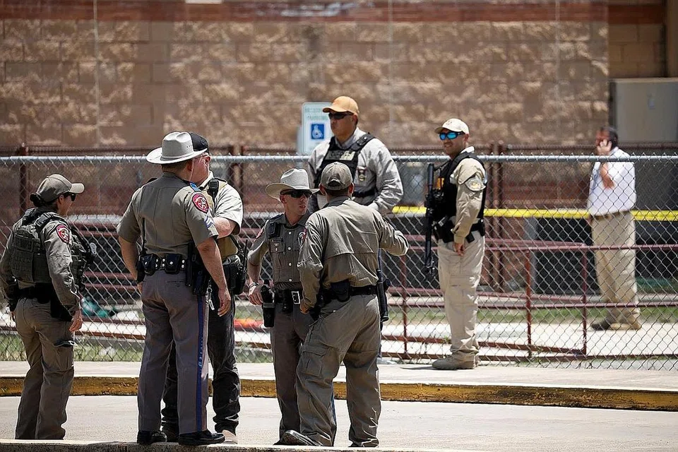KAWAL TEMPAT KEJADIAN: Beberapa pegawai keselamatan dilihat sedang mengawal di tempat kejadian pembunuhan beramai-ramai di sekolah Rendah Robb di Uvalde, Texas, yang membunuh sekurang-kurangnya 21 orang. - Foto REUTERS