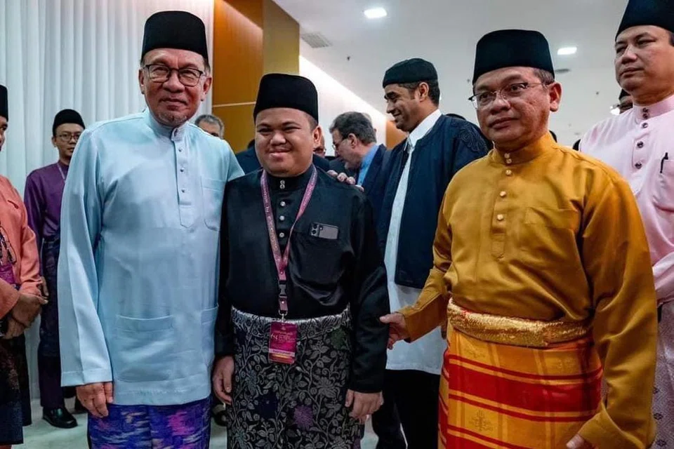 HARUMKAN NAMA NEGARA: Perdana Menteri, Datuk Seri Anwar Ibrahim (paling kiri), mengucapkan tahniah kepada johan kategori lelaki, Encik Muhammad Qayyim Nizar Sarimi (dua dari kiri) yang menjuarai Pertandingan Tilawah Al-Quran Antarabangsa (MTHQA) ke-63.