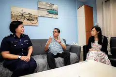 BANTU BANDUAN SEKELUARGA: (Dari kiri) Penolong Pesuruhjaya (AC), Cik Caroline Lim, Profesor Madya Dr Muhammad Faishal Ibrahim dan Cik Amelia Lim Sze Mae meletakkan kepentingan untuk menyokong keluarga banduan dalam keadaan sukar untuk membolehkan mereka menumpukan perhatian pada perjalanan pemulihan. - Foto BH oleh NUR DIYANA TAHA