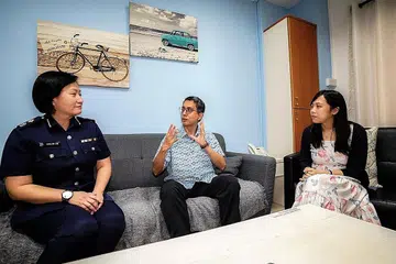 BANTU BANDUAN SEKELUARGA: (Dari kiri) Penolong Pesuruhjaya (AC), Cik Caroline Lim, Profesor Madya Dr Muhammad Faishal Ibrahim dan Cik Amelia Lim Sze Mae meletakkan kepentingan untuk menyokong keluarga banduan dalam keadaan sukar untuk membolehkan mereka menumpukan perhatian pada perjalanan pemulihan. - Foto BH oleh NUR DIYANA TAHA