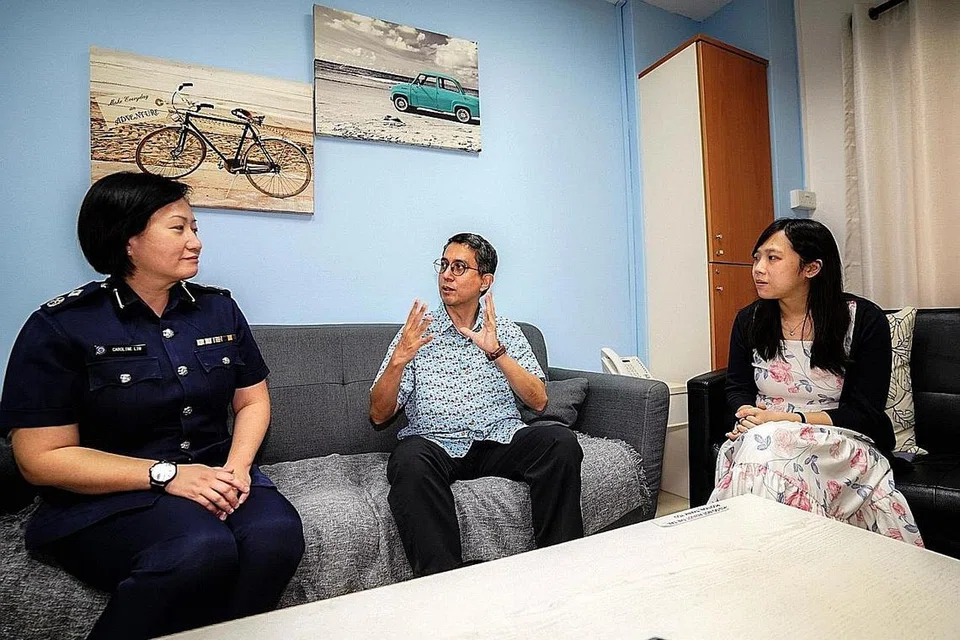 BANTU BANDUAN SEKELUARGA: (Dari kiri) Penolong Pesuruhjaya (AC), Cik Caroline Lim, Profesor Madya Dr Muhammad Faishal Ibrahim dan Cik Amelia Lim Sze Mae meletakkan kepentingan untuk menyokong keluarga banduan dalam keadaan sukar untuk membolehkan mereka menumpukan perhatian pada perjalanan pemulihan. - Foto BH oleh NUR DIYANA TAHA