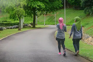 KEBAIKAN BERJALAN: Antara lain, berjalan mampu menurunkan berat badan dan mencegah kegemukan, meningkatkan kecergasan kardiovaskular dan melancarkan peredaran darah serta membina kekuatan dan stamina. - Foto ISTOCKPHOTO