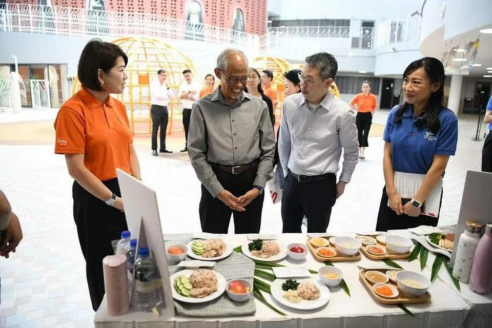 PIAWAIAN BARU: (Dari kiri) Cik Thian Ai Ling dan Encik Masagos  di pelancaran piawaian perkhidmatan makanan dan pemakanan bagi bayi dan kanak-kanak kecil di My First Skool di Punggol pada 31 Mei.