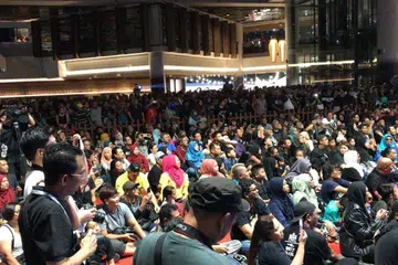 SESAK: Lebih 6,000 penonton hadir menyaksikan Rock Fest, terutama pada acara kemuncaknya, konsert Rusty Blade yang berlangsung pada Sabtu malam. - Foto WGS