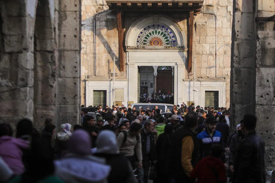 Orang ramai mengunjungi Masjid Umayyad di Damsyik, Syria, pada 9 Disember, sehari selepas penyingkiran Presiden Bashar al-Assad oleh kumpulan antipemerintah yang diterajui pasukan pemberontak. 