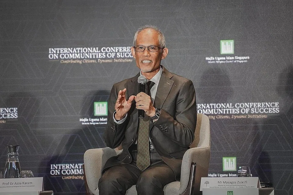"Saya benar-benar gembira mendapat tahu bahawa peserta di Persidangan Antarabangsa Masyarakat Gemilang (ICCOS) baru-baru ini, seperti Cik Samia Khalil Omar dan suaminya, Dr Khalil Abdur-Rashid, chaplain Universiti Harvard, menikmati pengalaman terbaik bertemu warga Singapura dan di Singapura! Khususnya, mereka menghargai layanan mesra dan standard penjagaan tinggi pegawai perhubungan kami dari Majlis Ugama Islam Singapura (Muis). Ini adalah pengalaman Singapura yang unik. Kakitangan dari Muis yang menemani mereka meninggalkan kesan yang terbaik terhadap mereka. Mereka mendapati persidangan itu bermanfaat dan mengenali pertubuhan Melayu/Islam lain yang memainkan peranan penting dalam pembangunan masyarakat dan sumbangan mereka kepada Singapura. Seperti Cik Samia, saya juga berharap agar kita dapat bertemu lagi dan memenuhi visi bersama untuk membentuk Masyarakat Gemilang di seluruh dunia, InsyaAllah." - Menteri Bertanggungjawab bagi Ehwal Masyarakat Islam, Encik Masagos Zulkifli Masagos Mohamad, dalam catatannya di Facebook semalam.