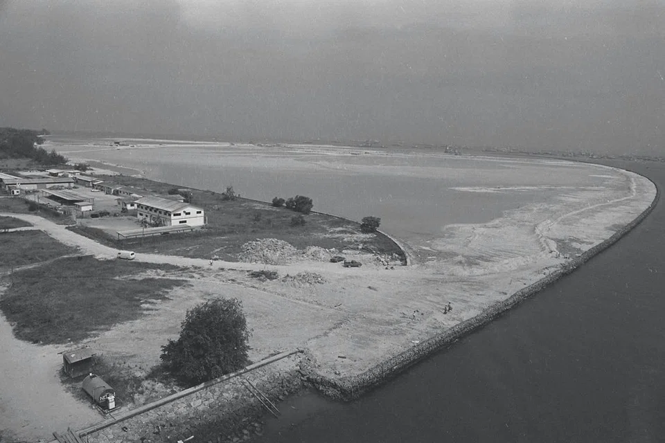 PEMBINAAN JALAN RAYA: Pembinaan fasa pertama East Coast Parkway dari Fort Road ke Marine Parade bermula pada 1971 dan siap pada Disember 1975. Fasa 2 kemudian siap pada November 1975 dan Fasa 3 dibina bersama Lapangan Terbang Changi pada 1980.