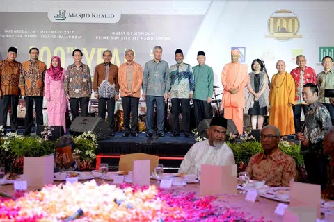 (bermula lima dari kiri) mantan Ketua Eksekutif Majlis Ugama Islam Singapura (Muis), Haji Abdul Razak Maricar; mantan Menteri Bertanggungjawab bagi Ehwal Masyarakat Islam, Dr Yaacob Ibrahim; Perdana Menteri Lee Hsien Loong; Pengerusi Masjid Khalid, Encik Alla’udin Mohamed, di majlis sambutan ulang tahun ke-100 Masjid Khalid di Hotel Shangri-La pada Disember 2017.