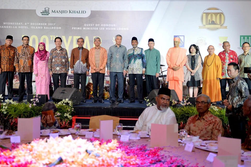 (bermula lima dari kiri) mantan Ketua Eksekutif Majlis Ugama Islam Singapura (Muis), Haji Abdul Razak Maricar; mantan Menteri Bertanggungjawab bagi Ehwal Masyarakat Islam, Dr Yaacob Ibrahim; Perdana Menteri Lee Hsien Loong; Pengerusi Masjid Khalid, Encik Alla’udin Mohamed, di majlis sambutan ulang tahun ke-100 Masjid Khalid di Hotel Shangri-La pada Disember 2017.