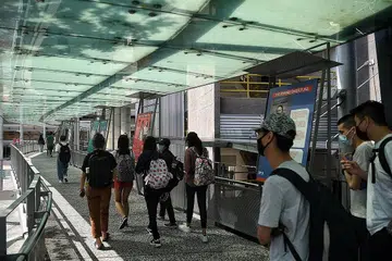 HASIL PROGRAM: Gambar menunjukkan sekumpulan pelajar Politeknik Singapura. Sekitar tiga peratus daripada 720 lulusan politeknik yang mengikuti Program Pelatih SGUnited tidak menyelesaikan program itu. - Foto fail