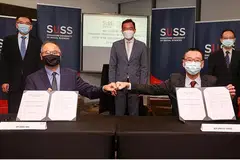 MEMORANDUM PERSEFAHAMAN DIMETERAI: Presiden Persatuan Kerja-kerja Belia Singapura (YWAS), Dr John Tan (bawah, kiri) telah menandatangani memorandum bersama Dekan Sekolah SR Nathan Pengembangan Manusia di SUSS, Profesor Madya Dr Lim Lee Ching, di SUSS kelmarin. - Foto oleh LIANHE ZAOBAO