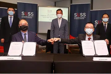 MEMORANDUM PERSEFAHAMAN DIMETERAI: Presiden Persatuan Kerja-kerja Belia Singapura (YWAS), Dr John Tan (bawah, kiri) telah menandatangani memorandum bersama Dekan Sekolah SR Nathan Pengembangan Manusia di SUSS, Profesor Madya Dr Lim Lee Ching, di SUSS kelmarin. - Foto oleh LIANHE ZAOBAO