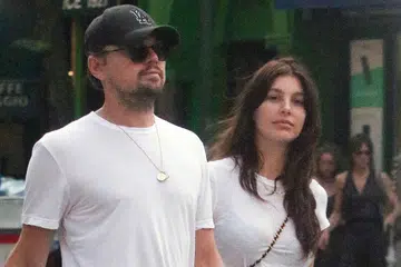 MAHU HUBUNGAN LEBIH SERIUS: Leonardo DiCaprio dan Camila berharap hubungan cinta mereka terus 'menjadi', apatah lagi dengan usia DiCaprio yang jauh lebih dewasa daripada Camila yang baru berusia 21 tahun. - Foto US WEEKLY