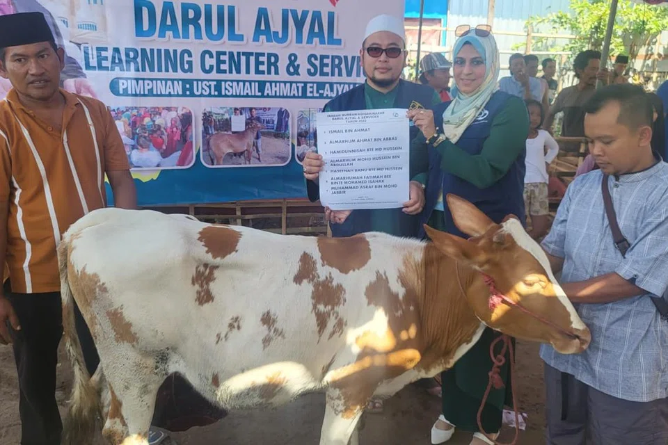TUNAI MISI IBADAH KORBAN: Pengasas Darul Ajyal Learning Centre & Services, Ustaz Ismail Ahmat El-Ajyali (berkopiah putih), bersama isteri, Ustazah Hamidunnisah Hussein, ketika misi ibadah korban pusat itu di Probolonggo, Jawa Timur, Indonesia tahun lalu. 