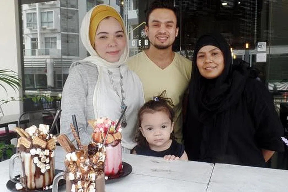 PEMILIK KAFE: Encik Mohamed Mustaffa dan Cik Nur Hajar Asuad bersama anak mereka, Iman Soumayya, dan ibu Cik Nur Hajar, Cik Roselin Khatoon (kanan), yang turut membantu mengendalikan Icebox Cafe. - Foto NUR FARAH AIN SUHAIMI