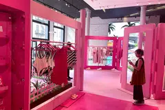 KOLEKSI BAJU: Zara merupakan antara jenama yang memaparkan koleksi Barbie untuk semua  – kanak-kanak, wanita dan kaum Adam. 